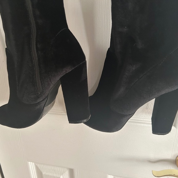 STUNNING Black Faux Velvet Over-the-Knee Boots | Size 7.5 | Chic & Chic - Picture 3 of 5